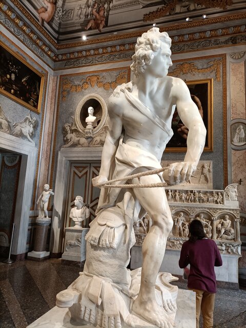 El David de Bernini Escultura Bernini representando a David a punto de lanzar una pieda, con el cuerpo torsionado y cara de esfuerzo