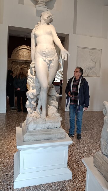 Escultura de Canova en la que aparece Eurídice lamentándose porque su amado se ha dado la vuelta para comprobar si se encontraba allí, por lo que tiene cara de una pena tremenda