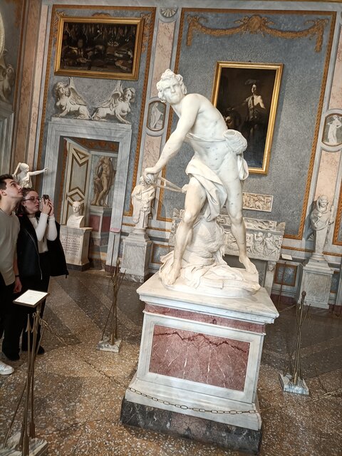 El David de Bernini Escultura Bernini representando a David a punto de lanzar una pieda, con el cuerpo torsionado y cara de esfuerzo