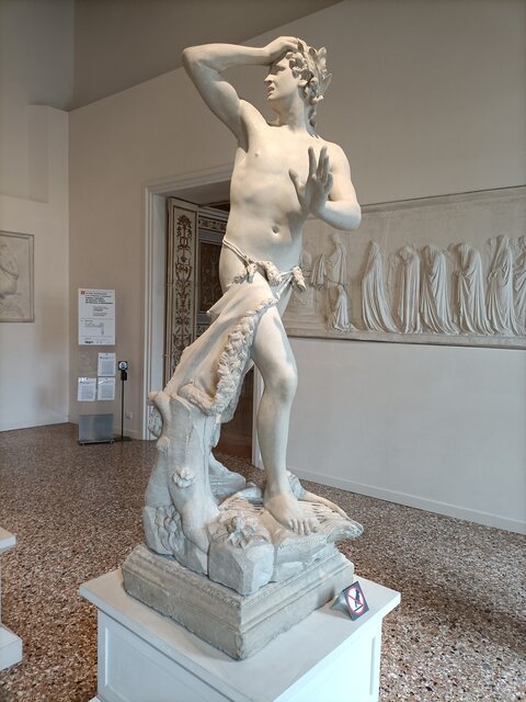 Orfeo y Eurídice de Canova Escultura de Canova en la que aparece Orfeo arrepentido de haberse dado la vuelta, con una mano en la frente